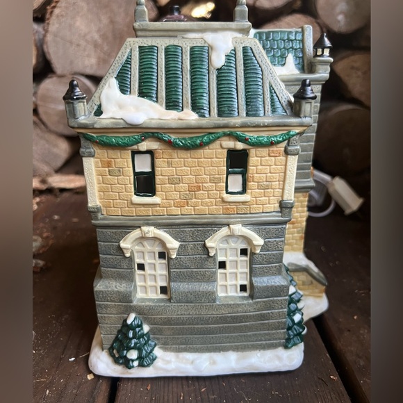 Mervyns Village Square Christmas Village 'Lighted Post Office' 1997 w/Cord Boxed - Picture 12 of 15